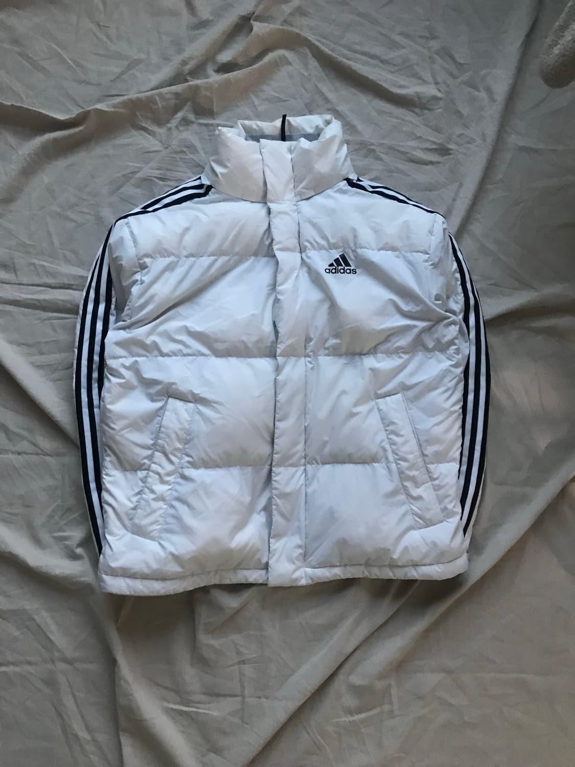 아디다스 삼선 로고 사이드라인 화이트 패딩 상품이미지4