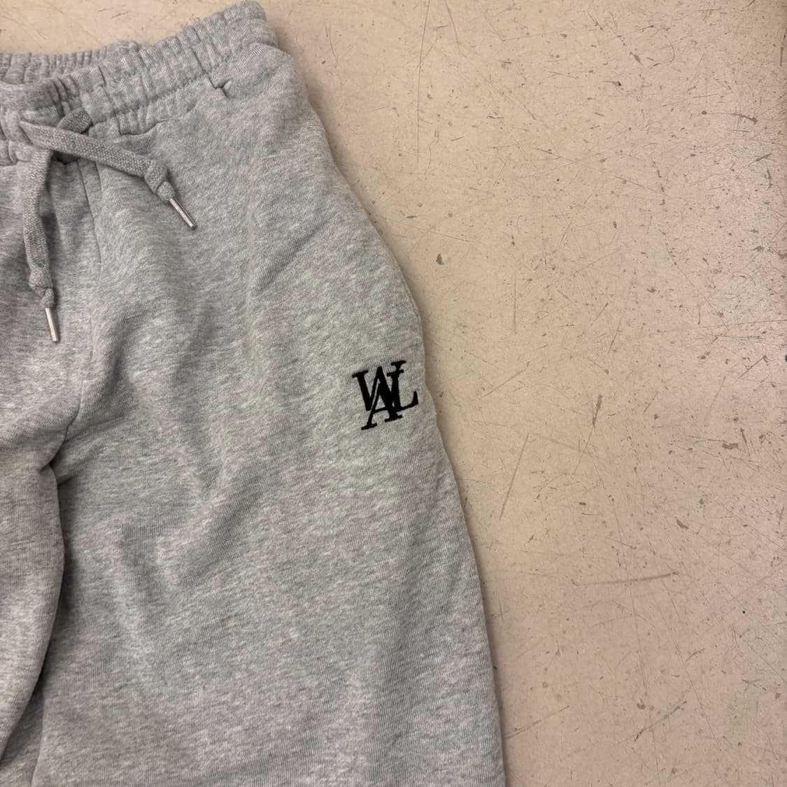 우알롱 스몰로고 그레이 조거 팬츠 상품이미지2
