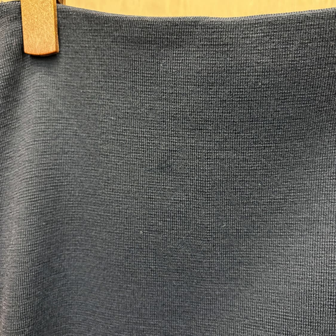 코스 울 블렌드 미디 스커트 미니멀 니트 조직 밴딩 디테일 H라인 네이비 상품이미지8