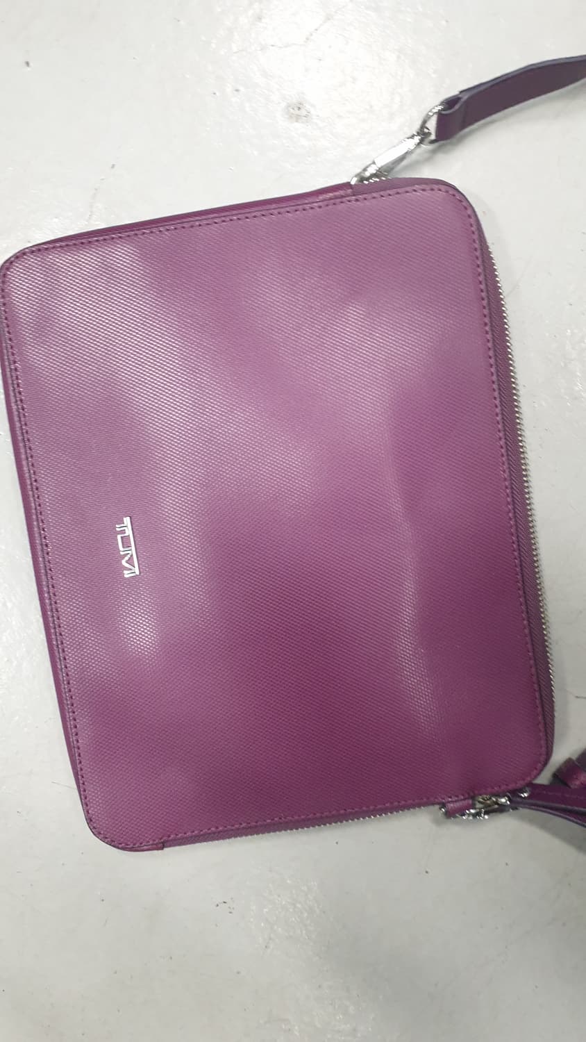 TUMI 자주색 가죽 크로스백 상품이미지3