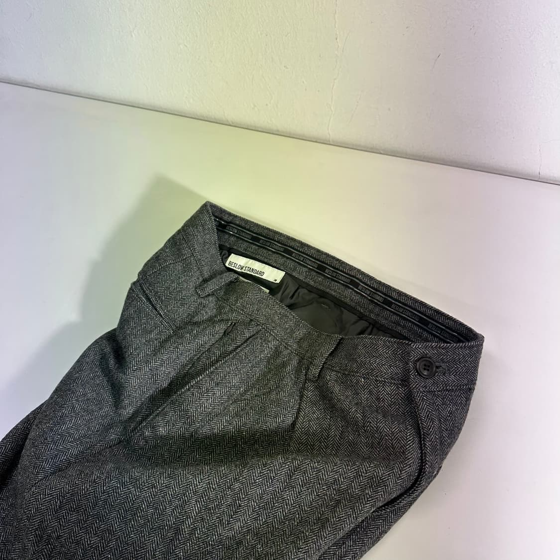 30 비슬로우 레귤러핏 원턱 헤링본 울 슬랙스 상품이미지2