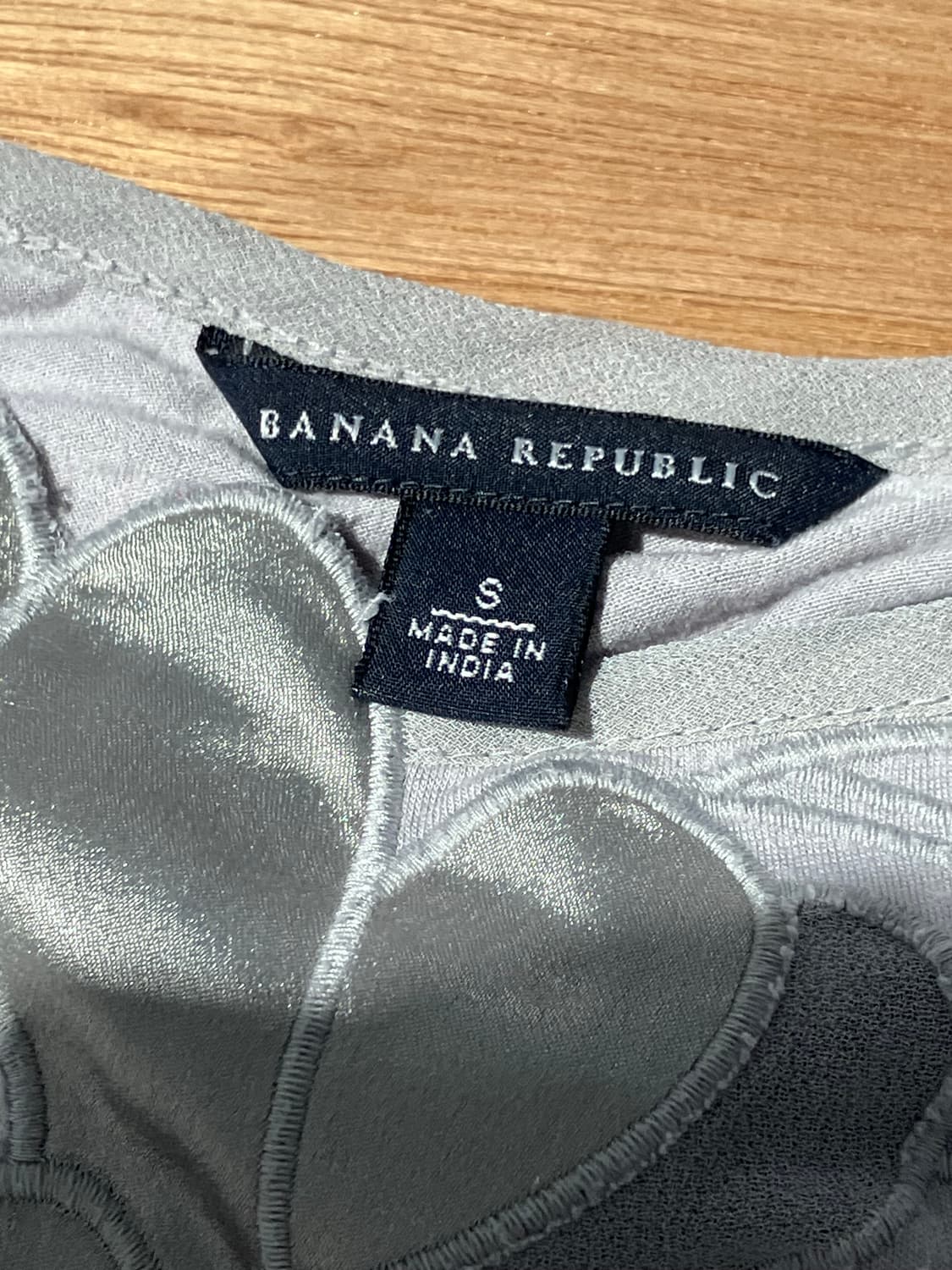 Banana Republic 플라워 입체 자수 반팔 티셔츠 상품이미지4