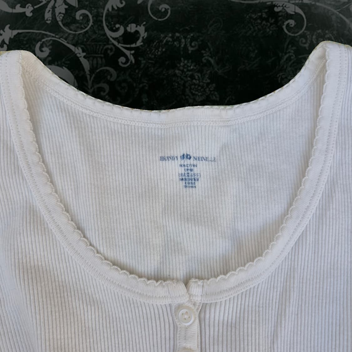 Brandy Melville 브랜디멜빌 하얀색 헨 리탑 상품이미지2