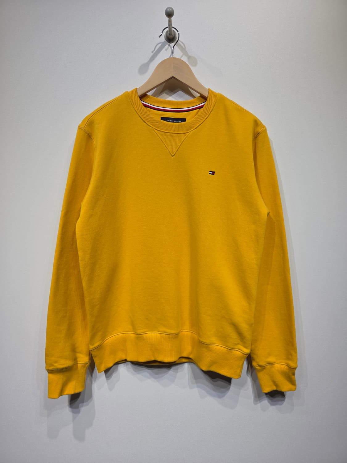타미힐피거 시그니처 자수 옐로우 맨투맨 상품이미지2