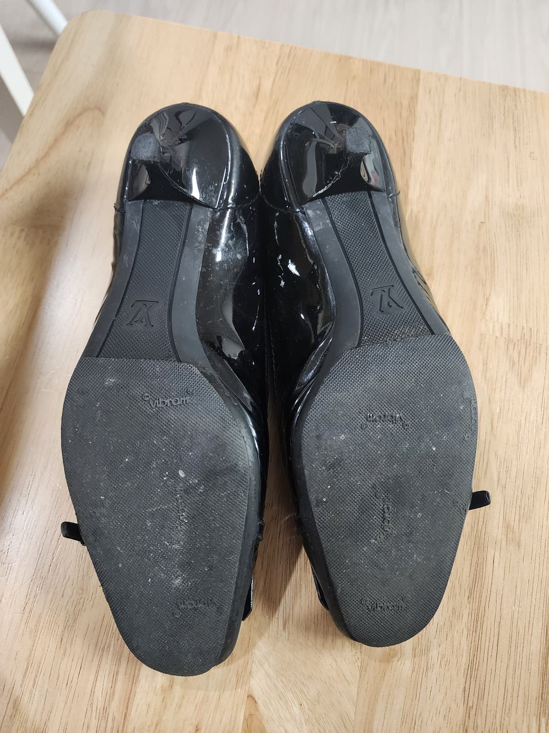 정품 루이비통 블랙 페이던트 LV 장식 구두 상품이미지2