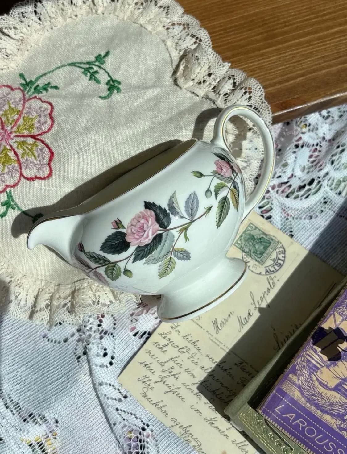 영국 웨지우드 해써웨이로즈 라지 크리머(검정항아리) 상품이미지1