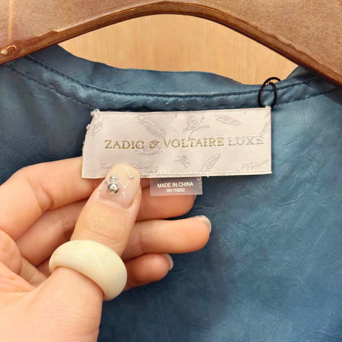 쟈딕 앤 볼테르 디럭스 비즈 스터드 브이넥 슬리브리스 블라우스 딥그린 상품이미지7