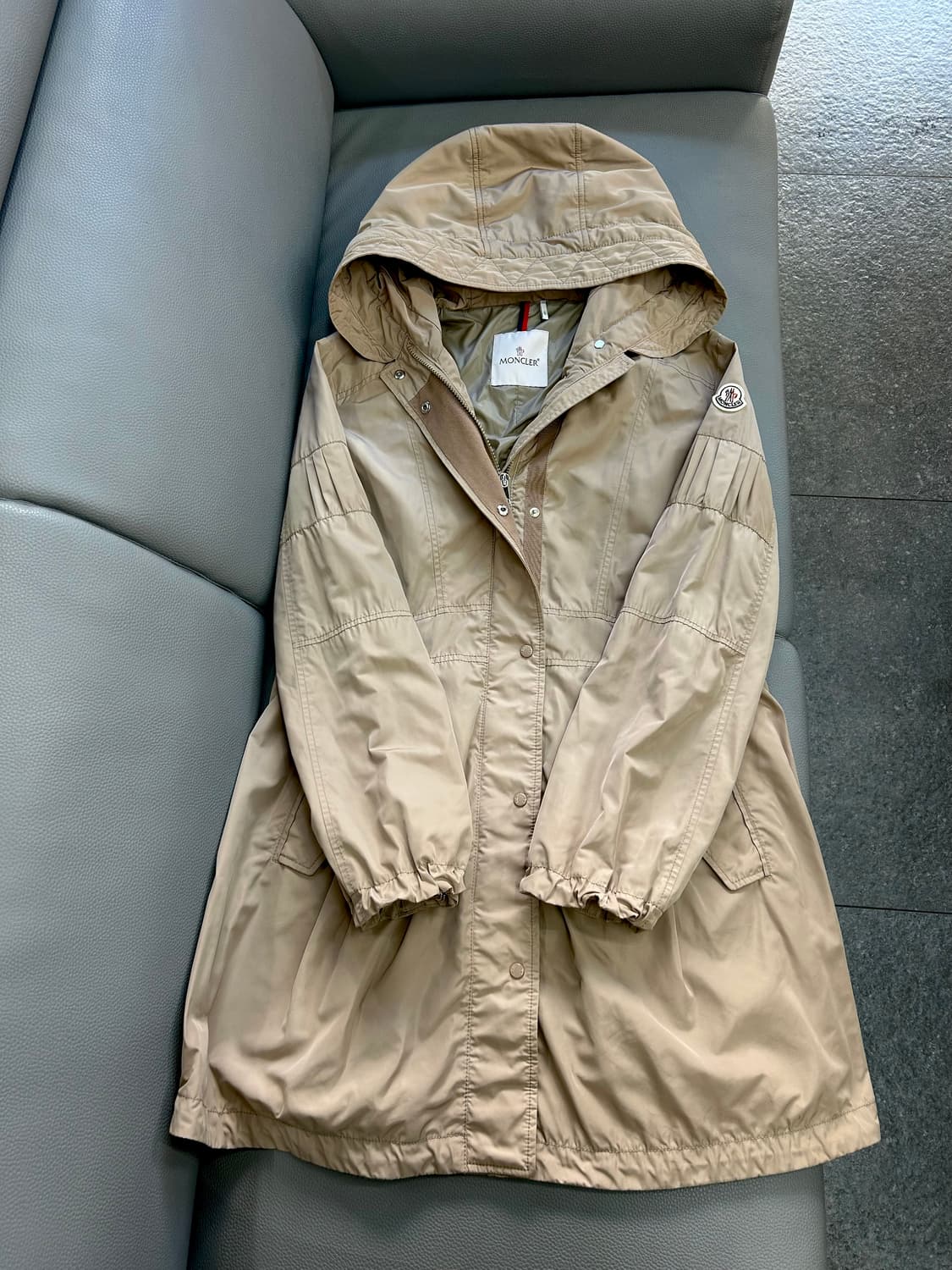 몽클레어 여성 베이지 후드 바람막이 자켓(4사이즈)정품 상품이미지4