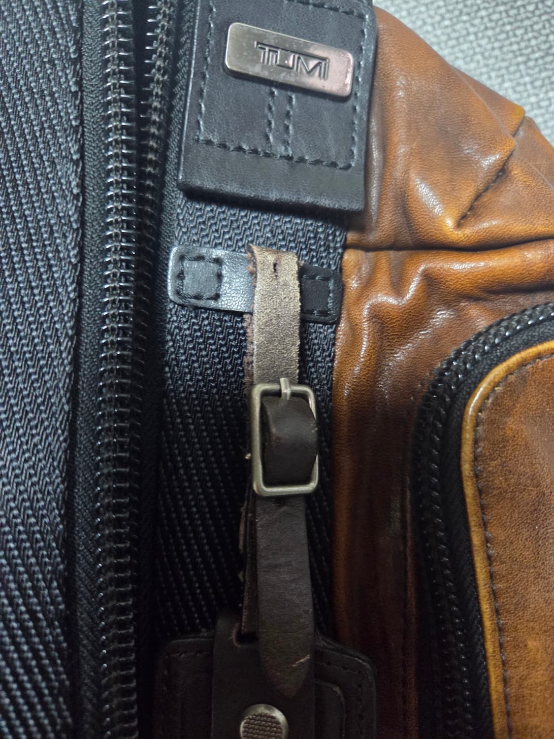 TUMI 투미 슬링백 팝니다 상품이미지6