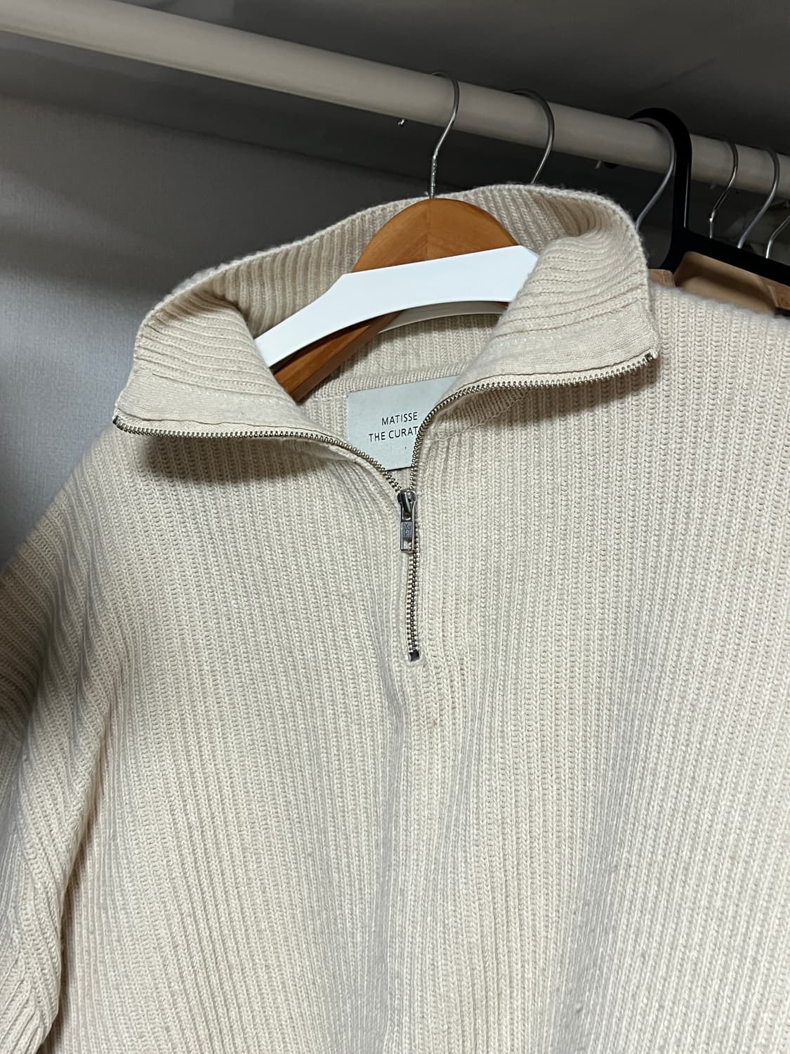 마티스 더 큐레이터 - 하프 집 니트 (오트밀)  상품이미지1