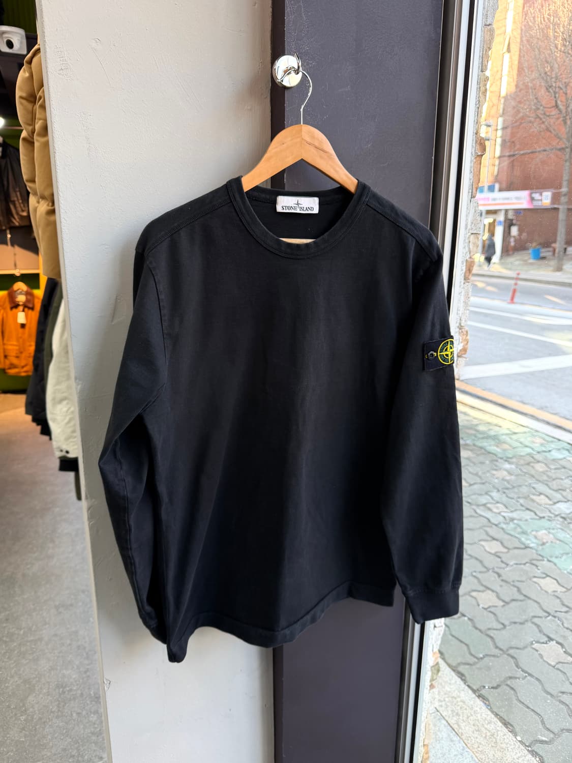 L/ 스톤아일랜드 에센셜 와펜 블랙 롱슬리브 맨투맨 상품이미지2