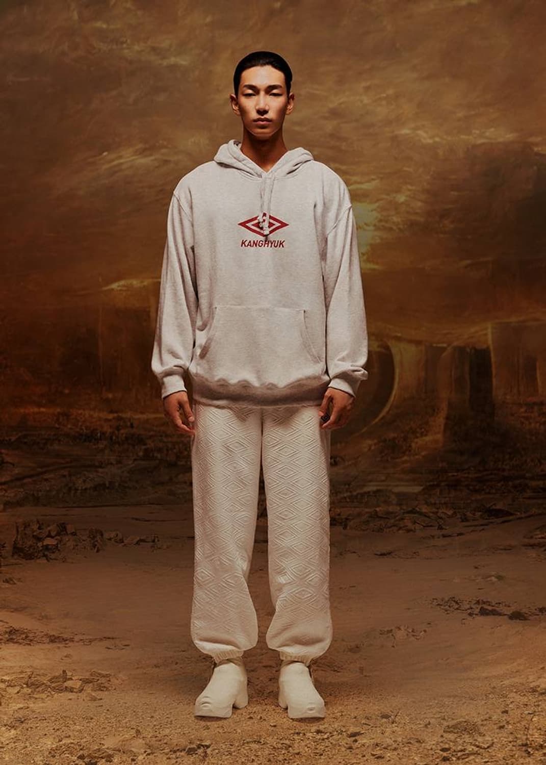 엄브로와 KANGHYUK 콜라보 후드티 상품이미지1