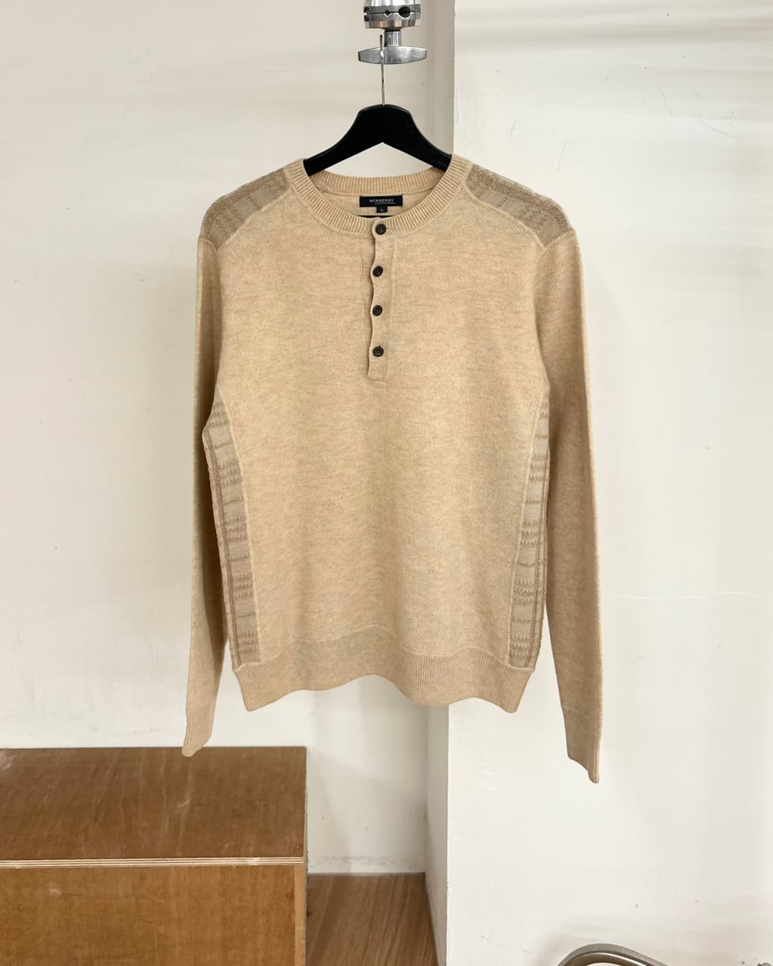 버버리 베이지 헨리넥 니트 상품이미지1