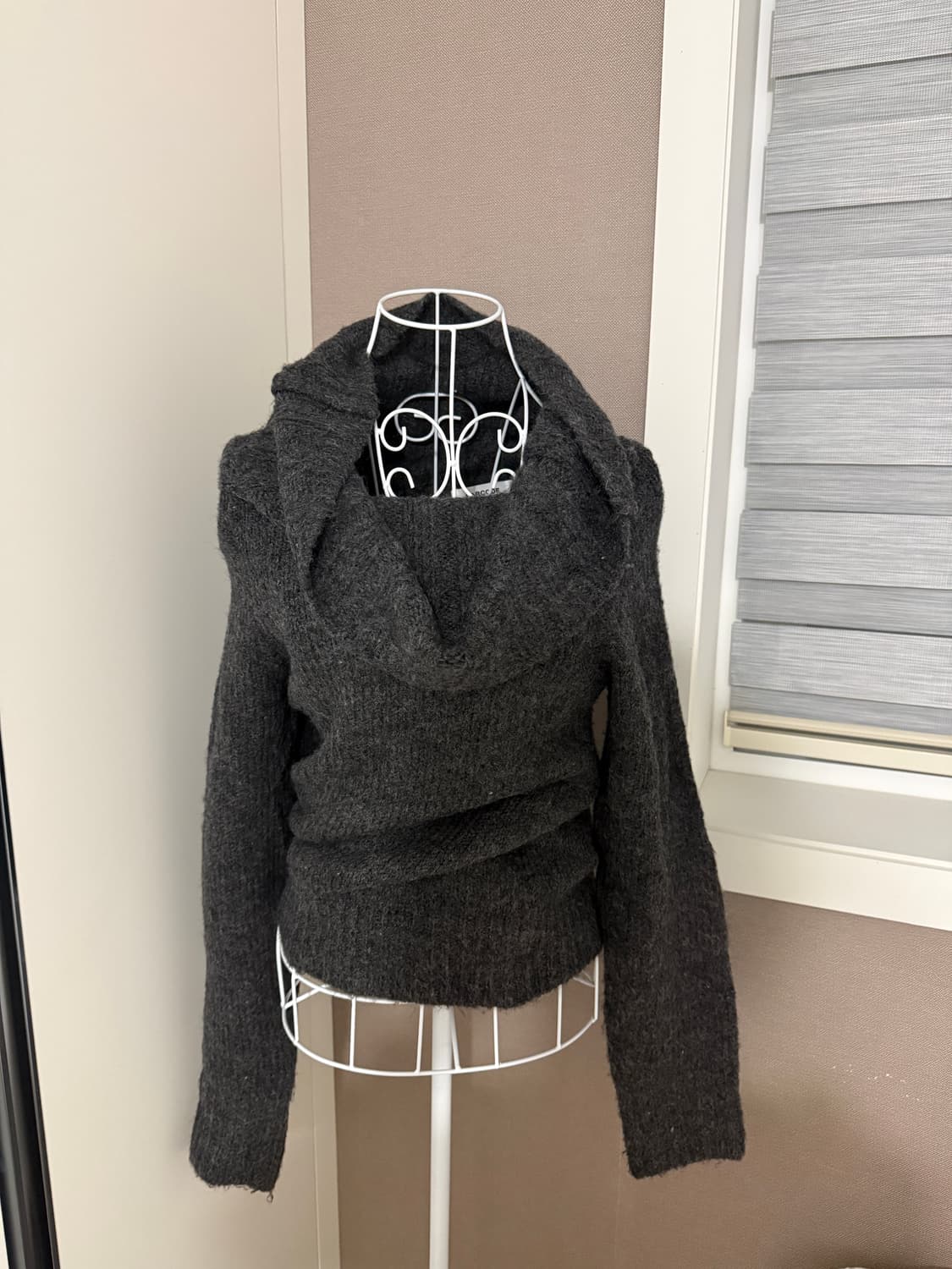 드레이프 오프숄더 그레이 니트 상품이미지2