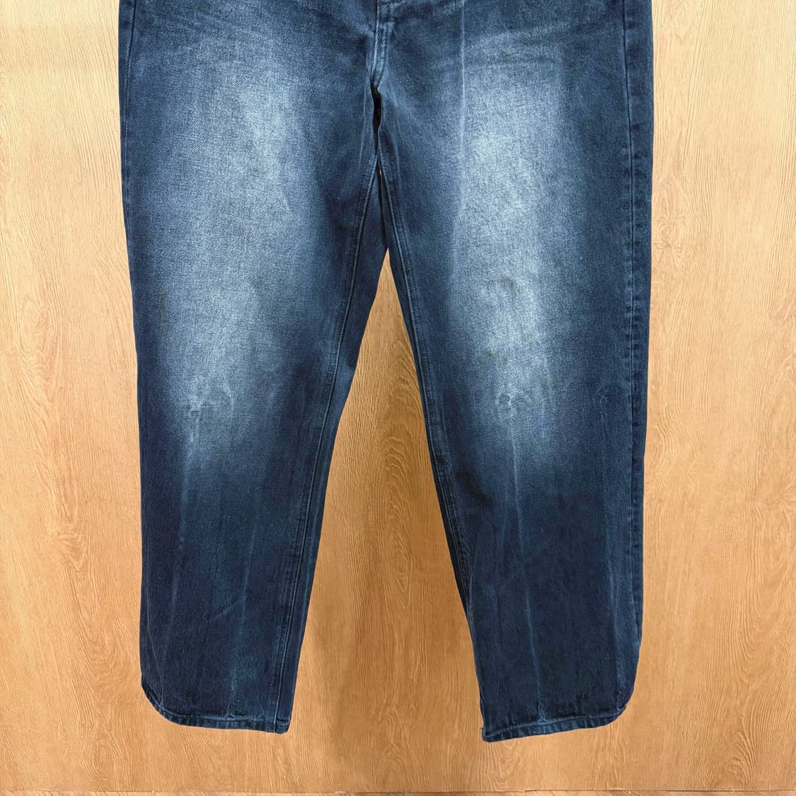 솔리드옴므 워싱 데님 팬츠 실버 로고 패치 디테일 벌룬 루즈핏 흑청 상품이미지5