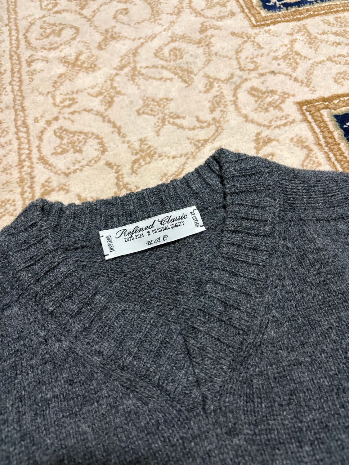 얼바닉 릭비 브이넥 니트 차콜 상품이미지5