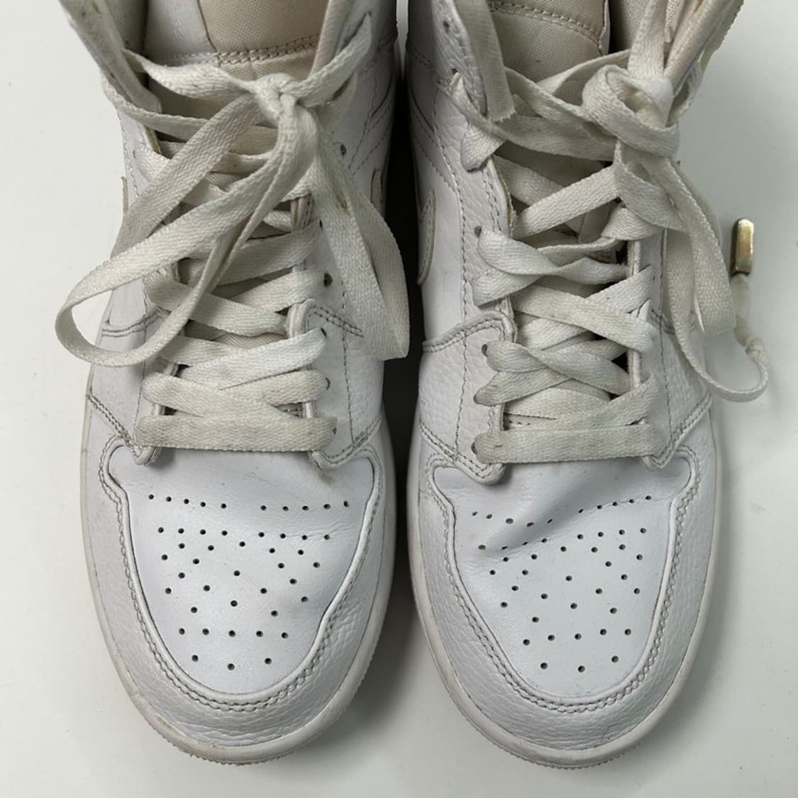 나이키 조던 1 미드 트리플 화이트 스니커즈 250 상품이미지4