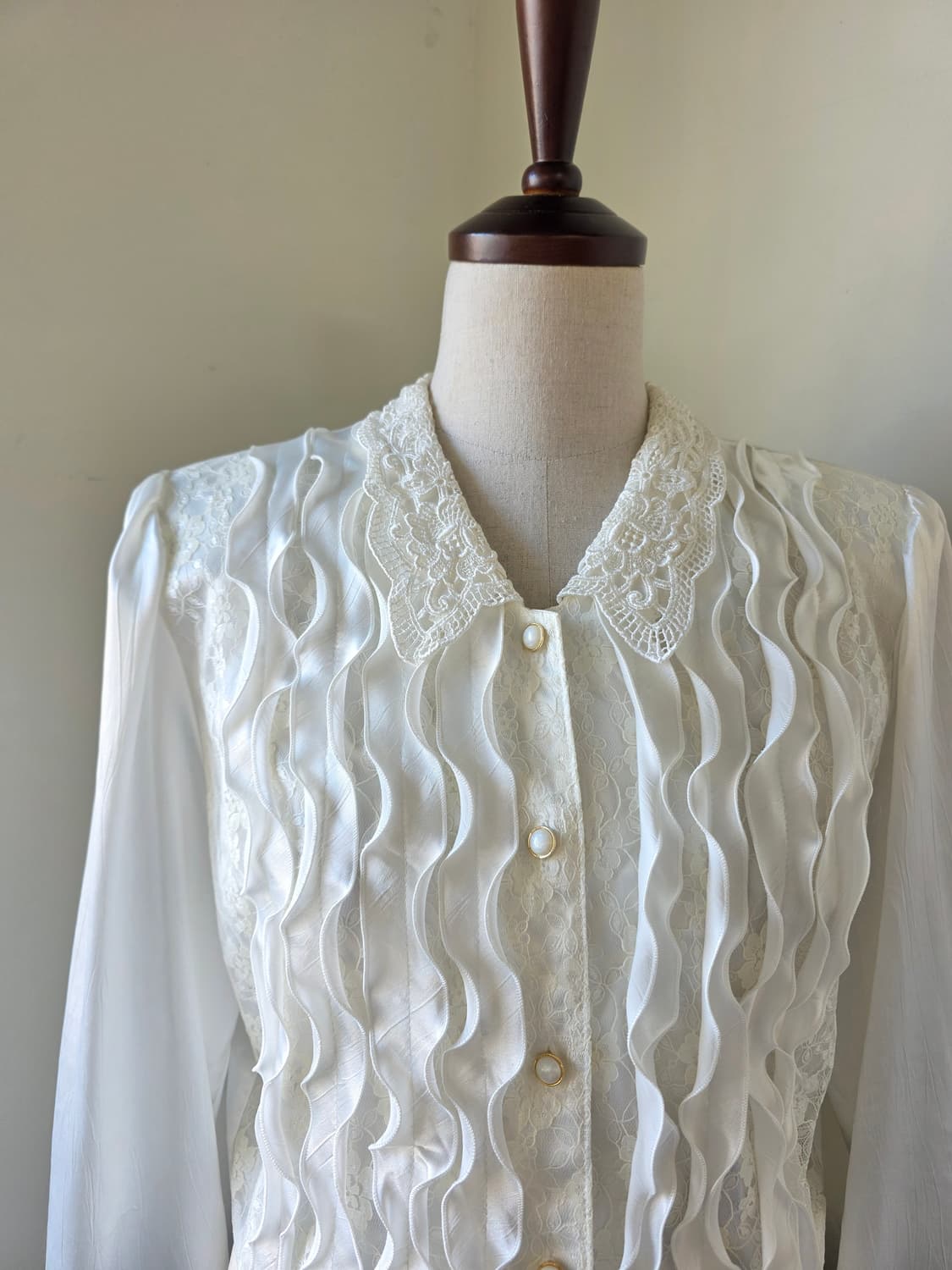 레이스 프릴 화이트 블라우스 상품이미지1