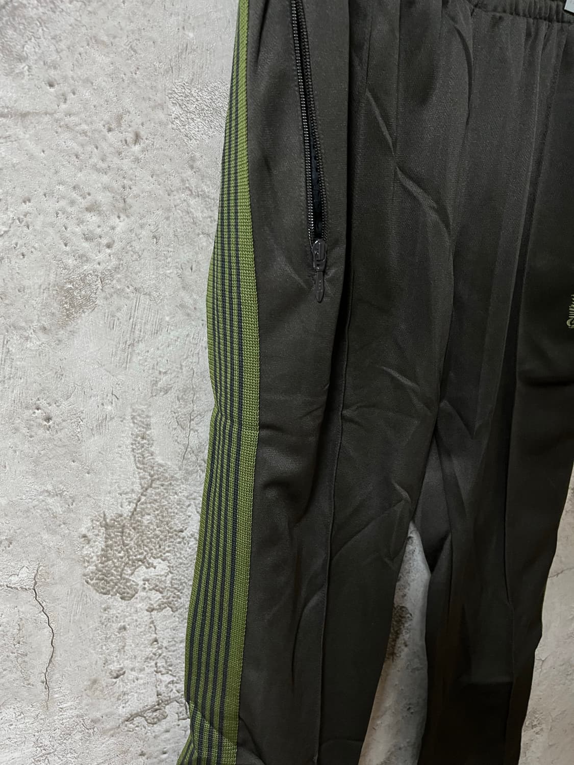 니들스 올리브 트랙팬츠 상품이미지2