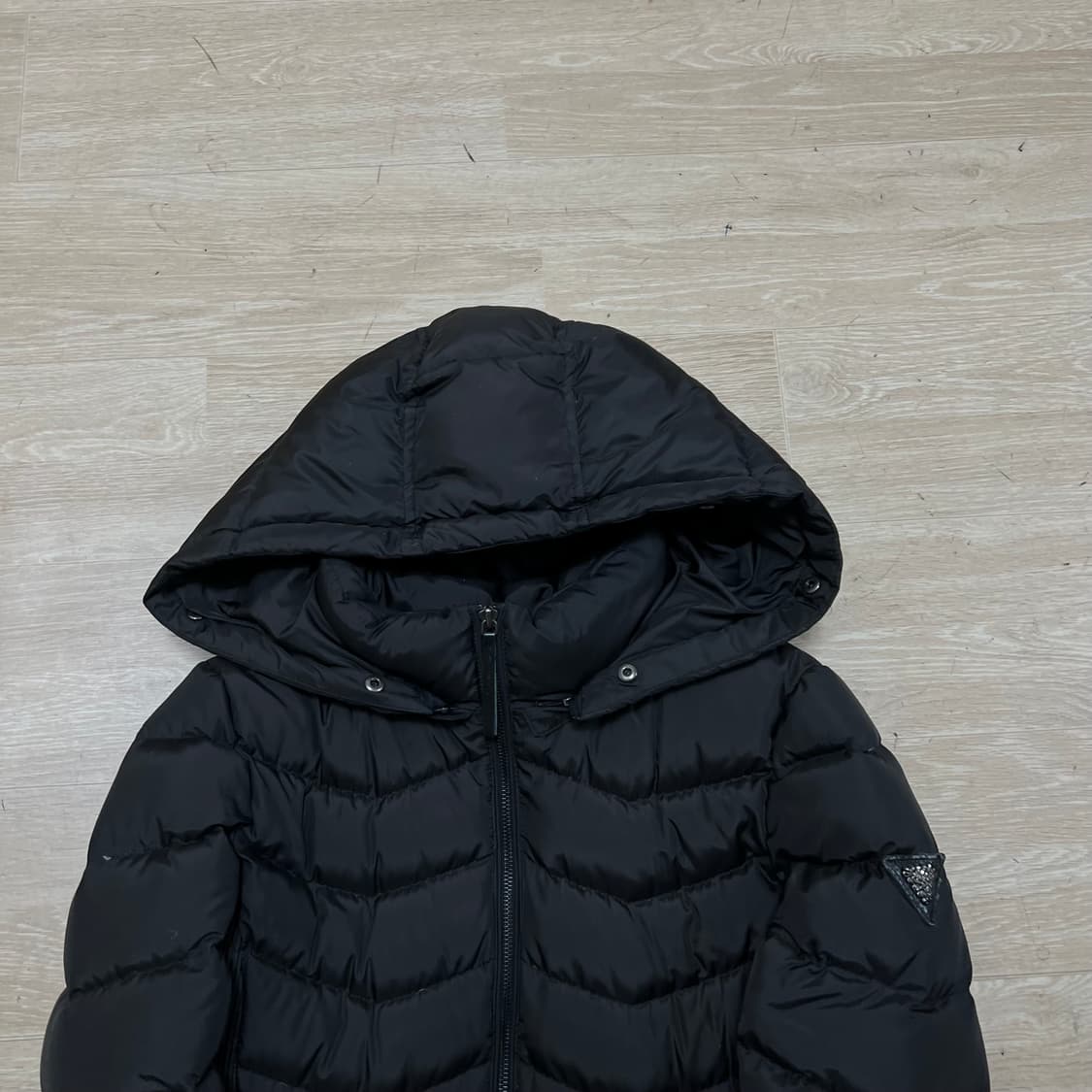 게스 여성 덕다운 와펜 쉐브론 롱패딩 점퍼 [블랙] S/90 상품이미지2