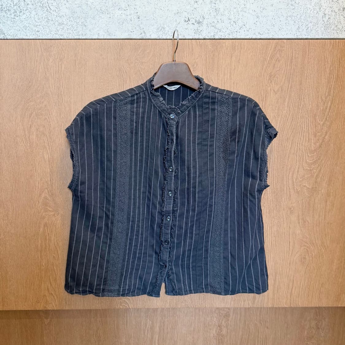 빈티지 슬리브리스 블라우스 스트라이프 패턴 프릴 트리밍 루즈핏 블랙 상품이미지1