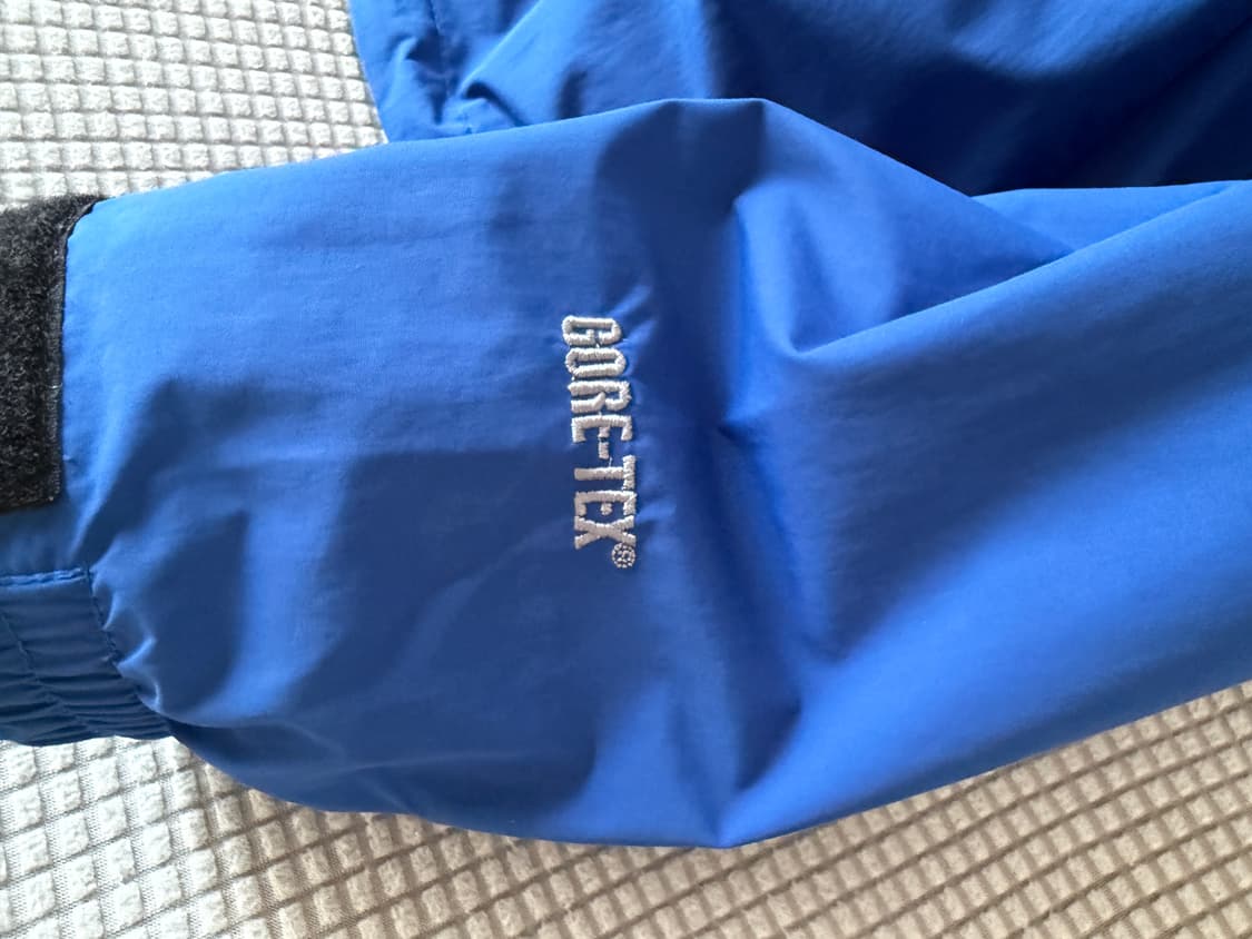 노스페이스 써밋시리즈 고어텍스 블루블랙 배색 바람막이. 상품이미지2