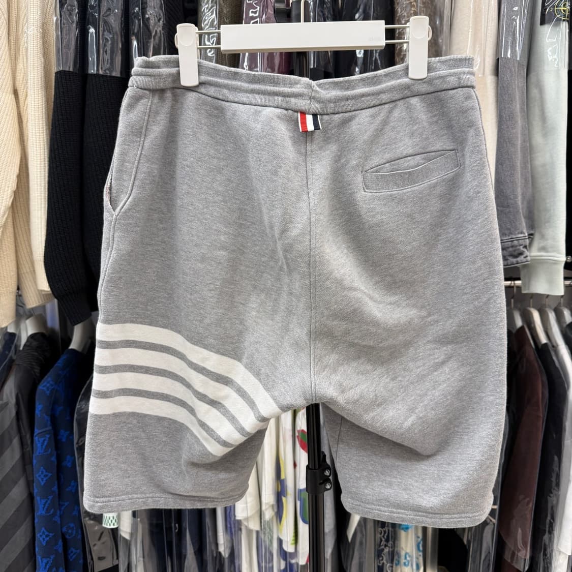 [리오브전포점] 톰브라운 사선 완장 자수 반바지 상품이미지2