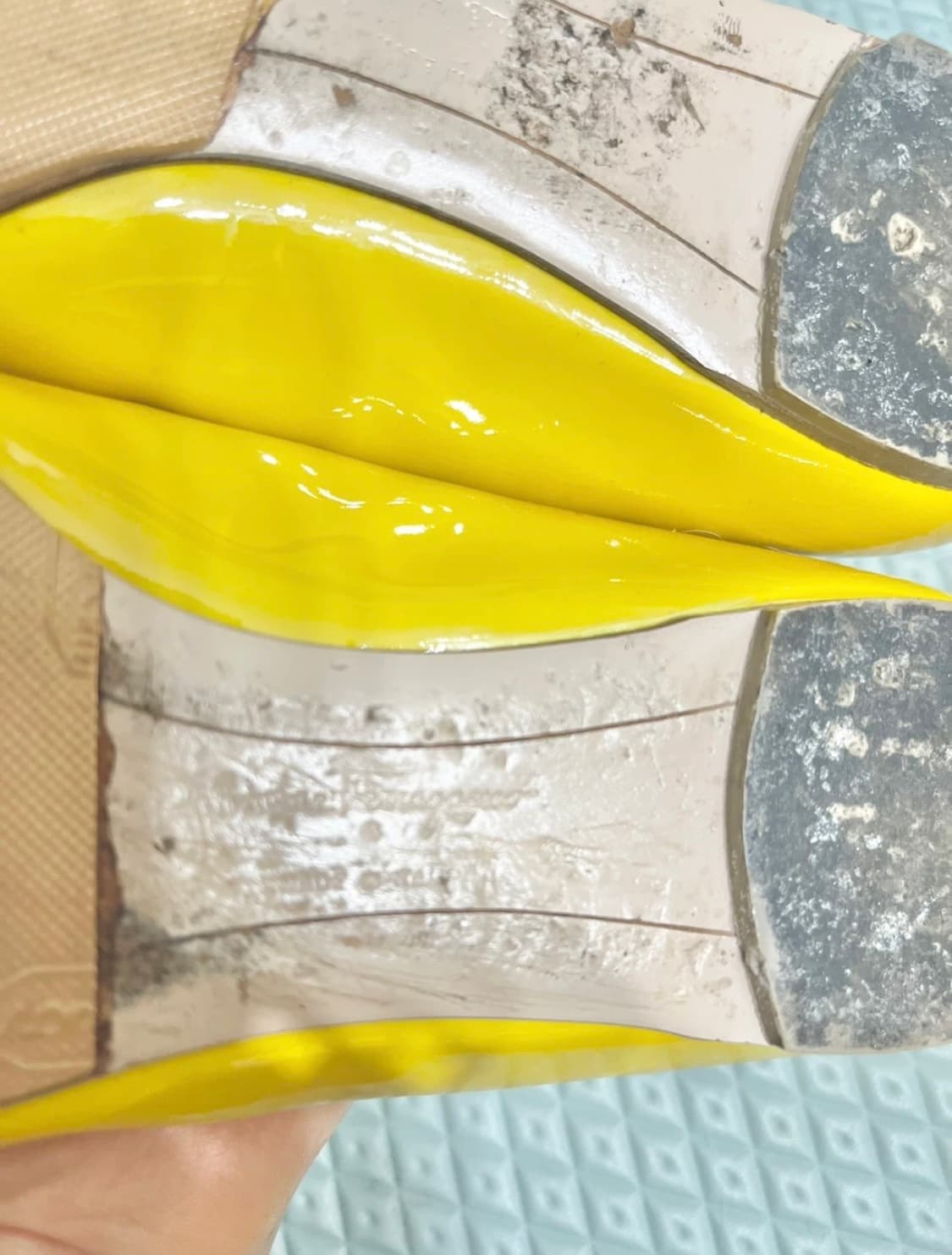  페레가모ㅡ 노랑색 바라 플랫슈즈 225~230 상품이미지9