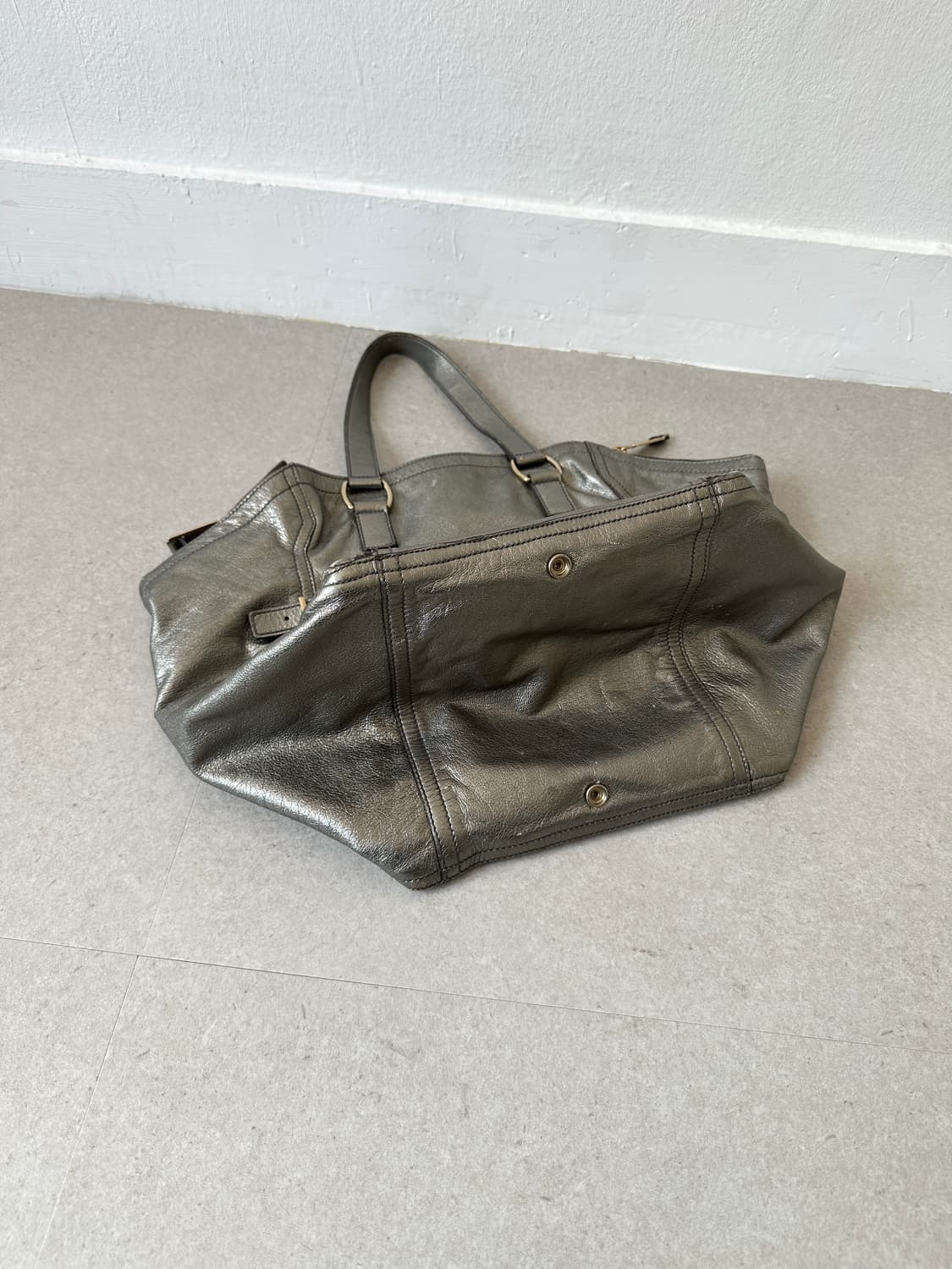 생로랑 다운타운 실버 레더 백 상품이미지5