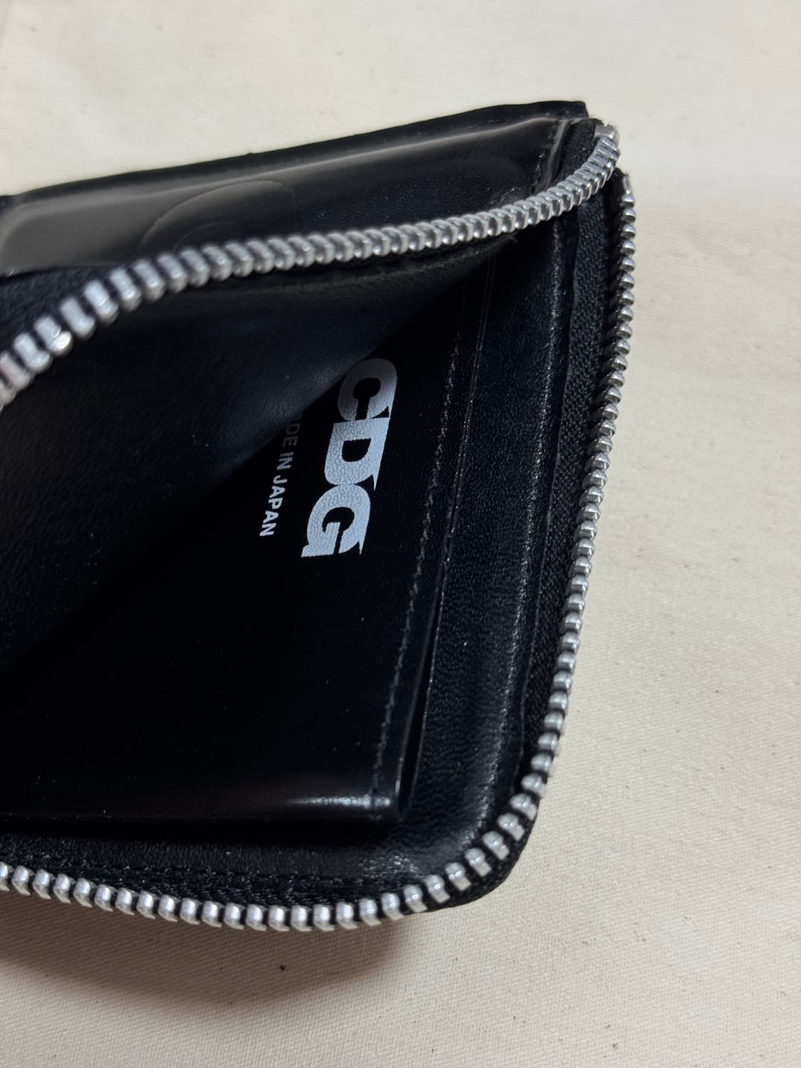 CDG Embossed Logo Wallet 꼼데가르송 지갑 블랙 상품이미지2