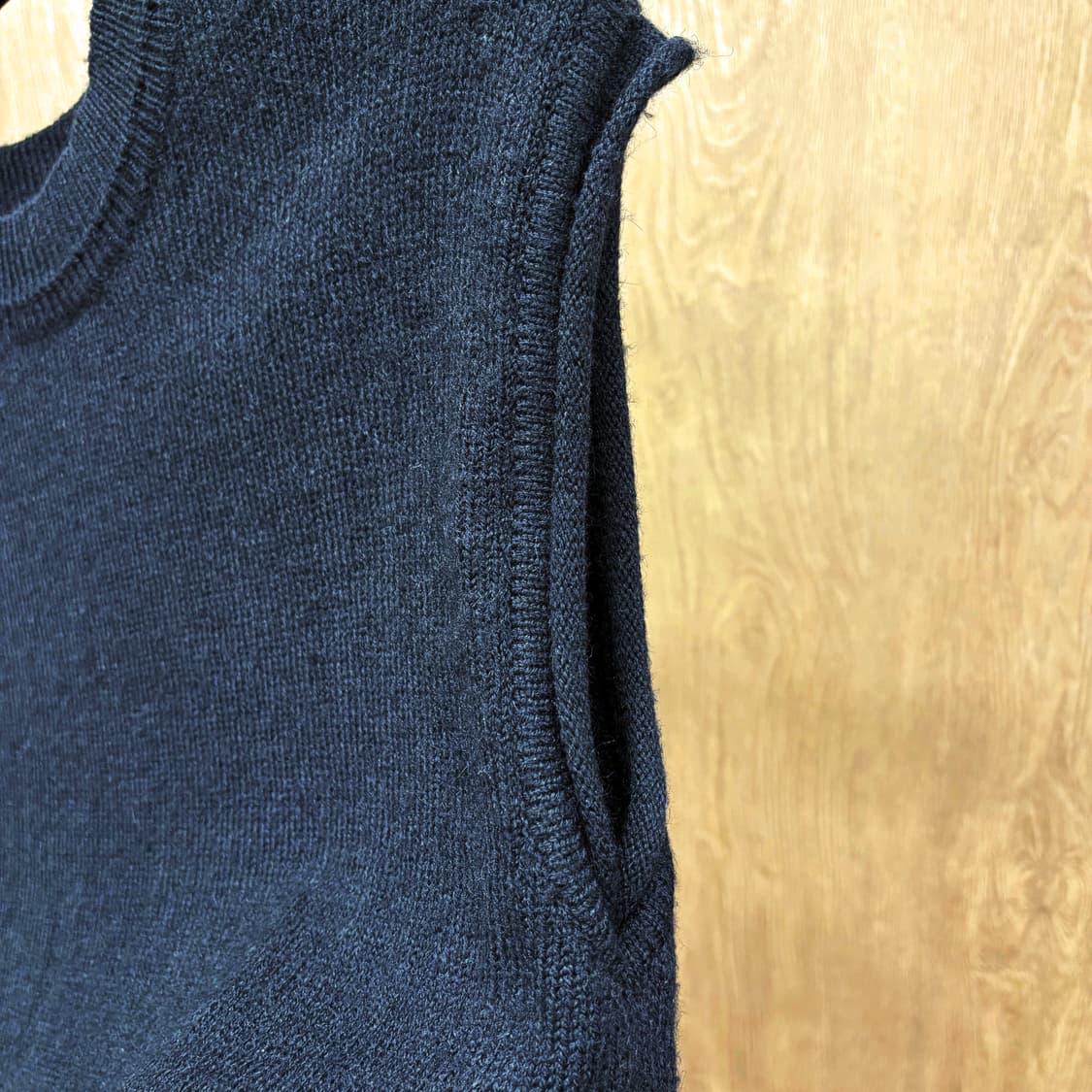 빔즈 하트 라운드넥 민소매 니트 베스트 골지 마감 디테일 블랙 상품이미지6