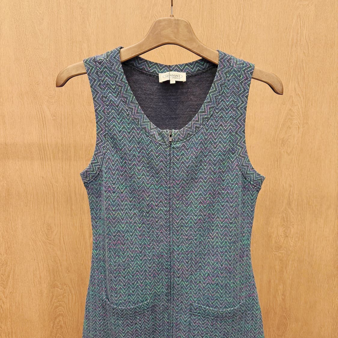 미쏘니 슬리브리스 미디 원피스 체브론 패턴 더블 포켓 디테일 컬러 믹스 상품이미지4