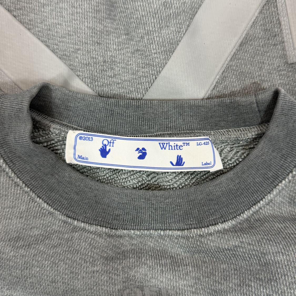 [리오브] 오프화이트 그레이 애로우 맨투맨 상품이미지4