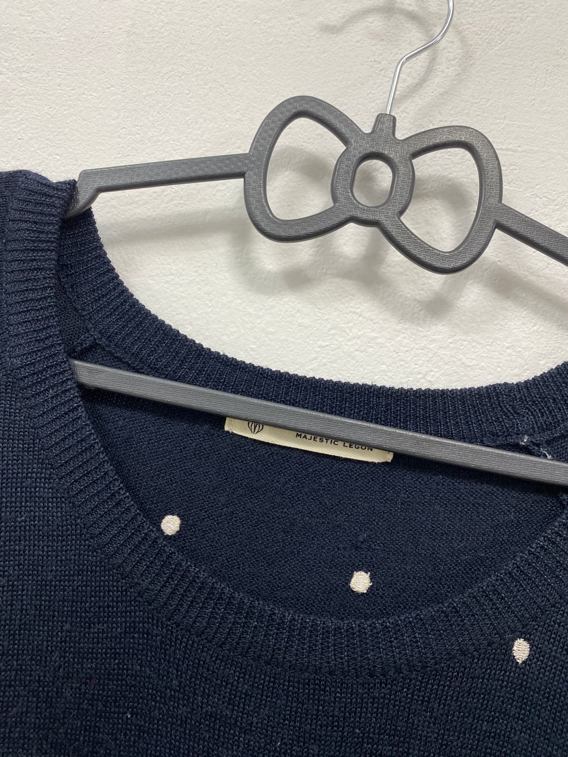 [MAJESTIC] 폴카 도트 로걀 원숄더 니트 상품이미지4