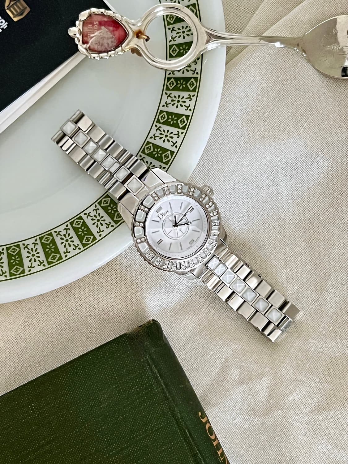 디올 화이트 크리스탈 다이아 베젤 시계  / 정품감정 . 케어 상품이미지5