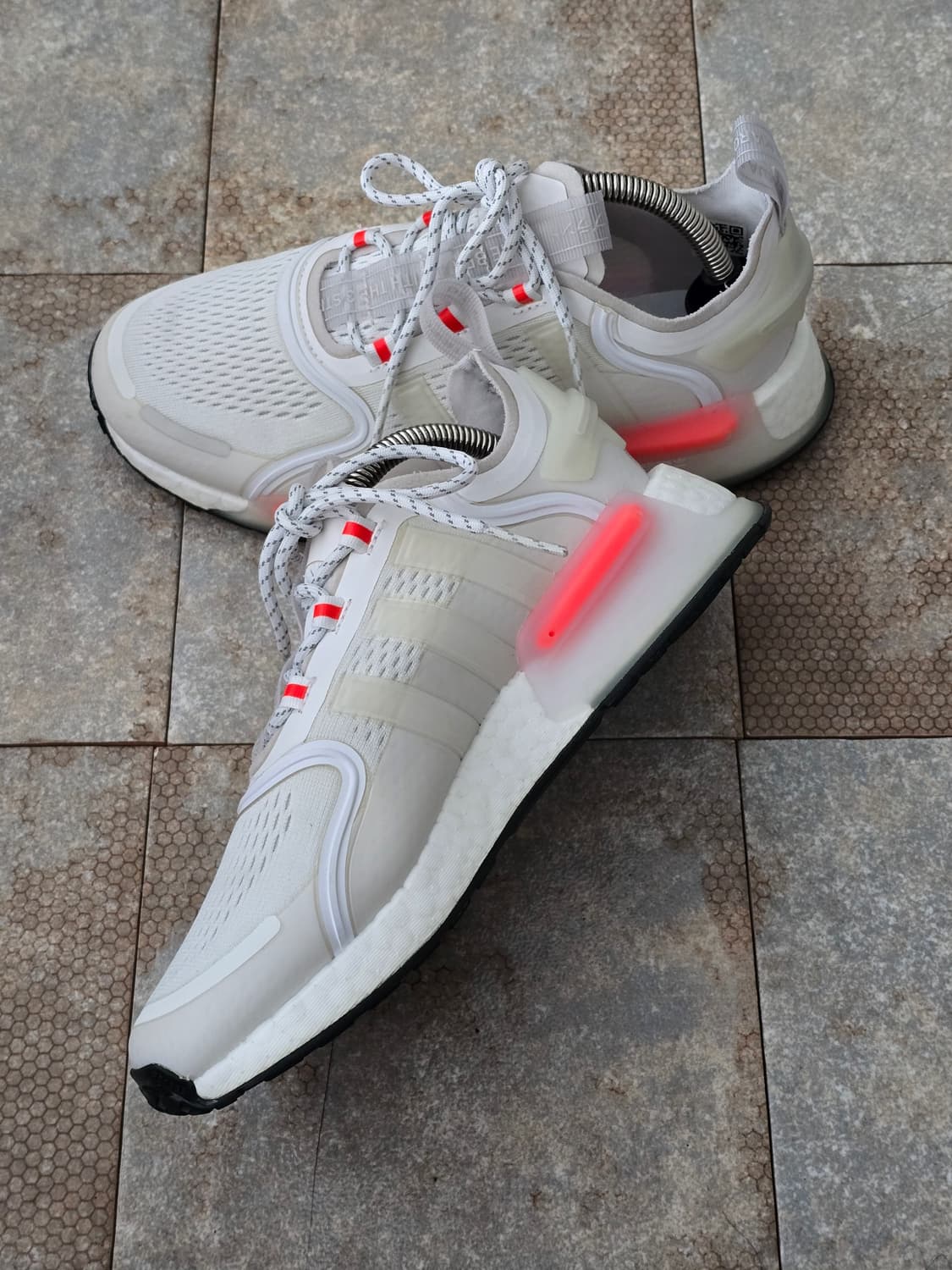 (240)아디다스 nmd v3 클라우드 화이트 상품이미지5