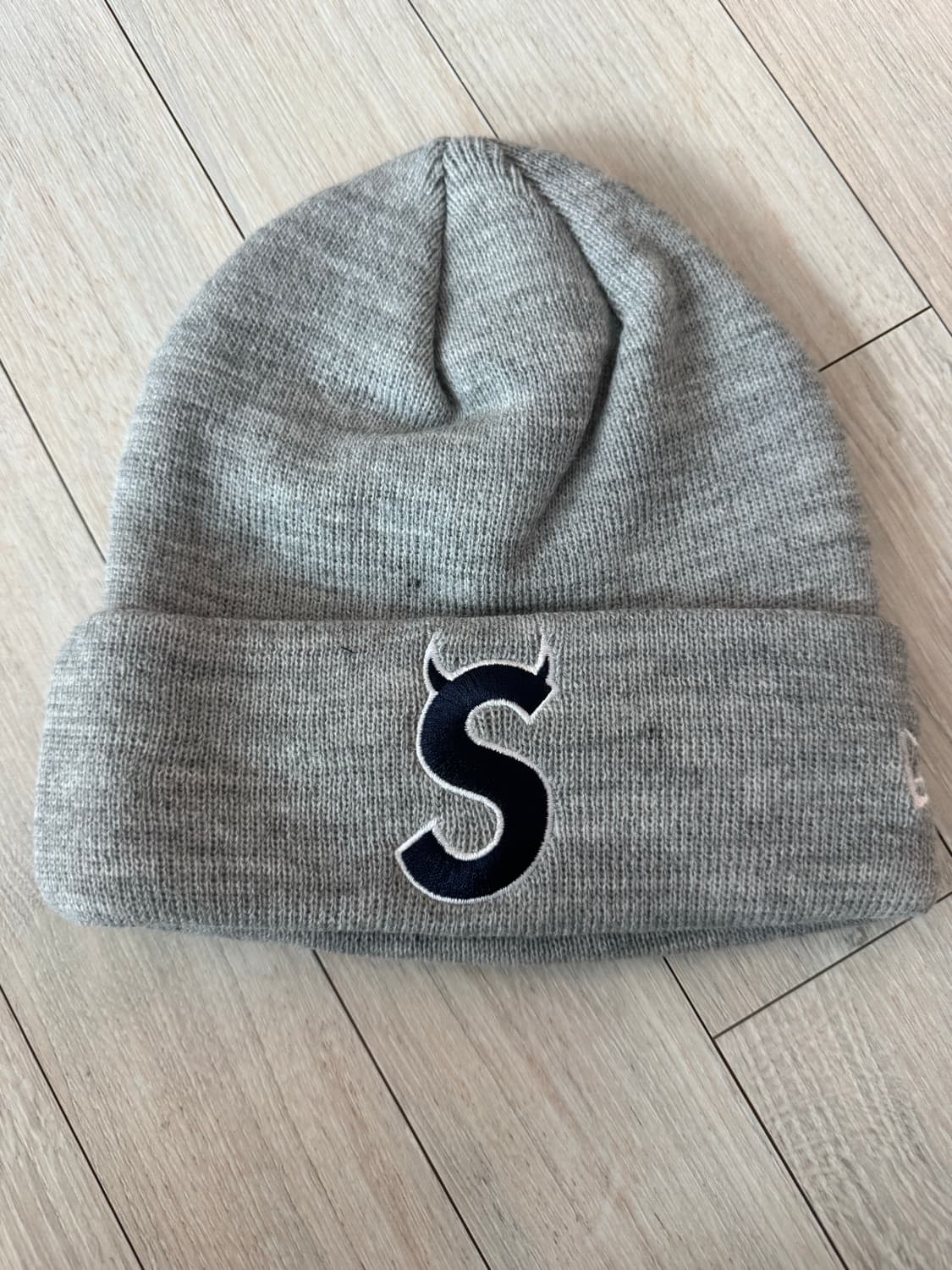 슈프림 뉴에라 S 로고 비니 상품이미지1