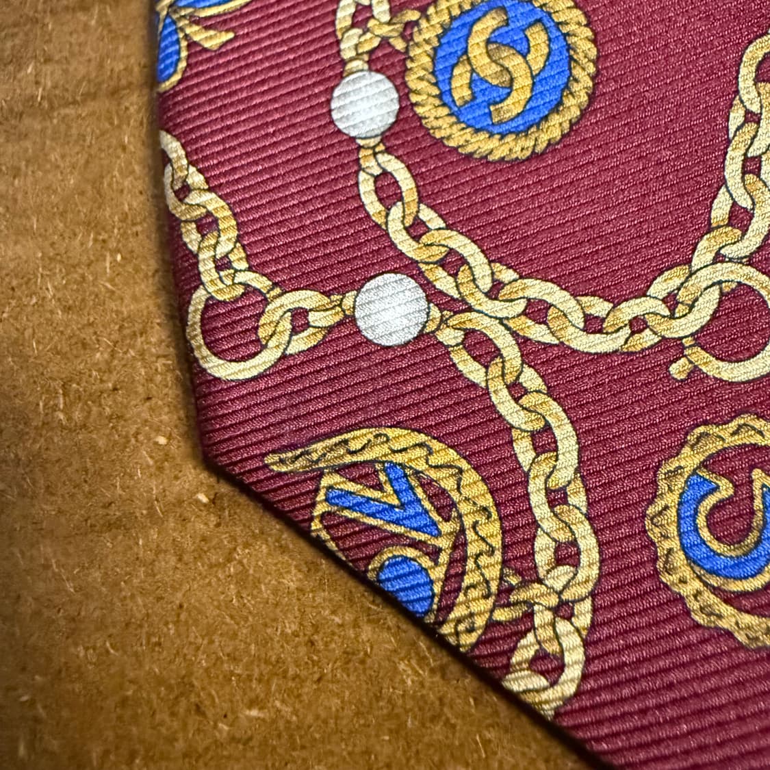 샤넬 CHANEL 체인 메달 패턴 실크 넥타이 버건디 상품이미지8