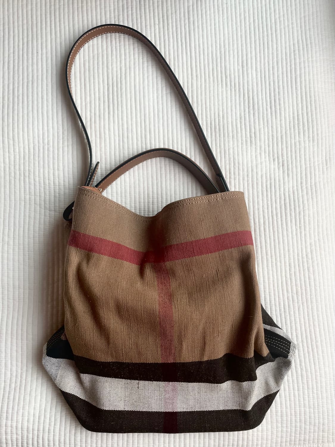 [새 상품] 버버리 애쉬비 호보백 상품이미지1