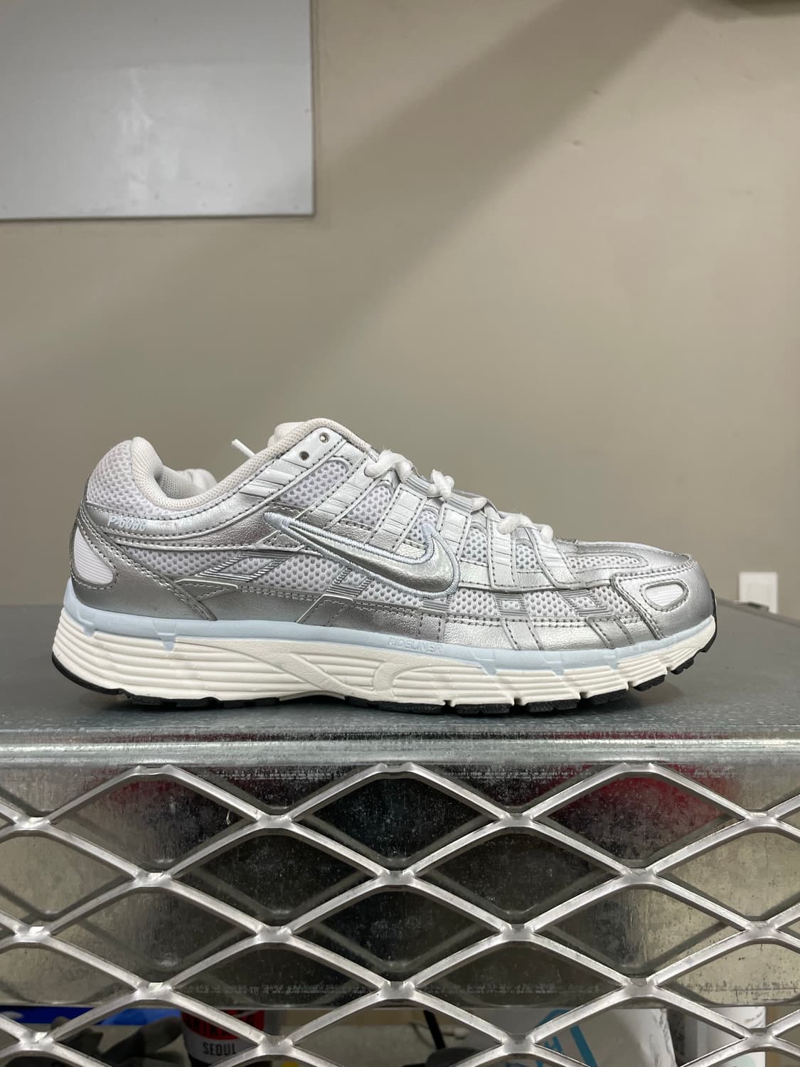 나이키 P-6000 메탈릭 실버 245 상품이미지4