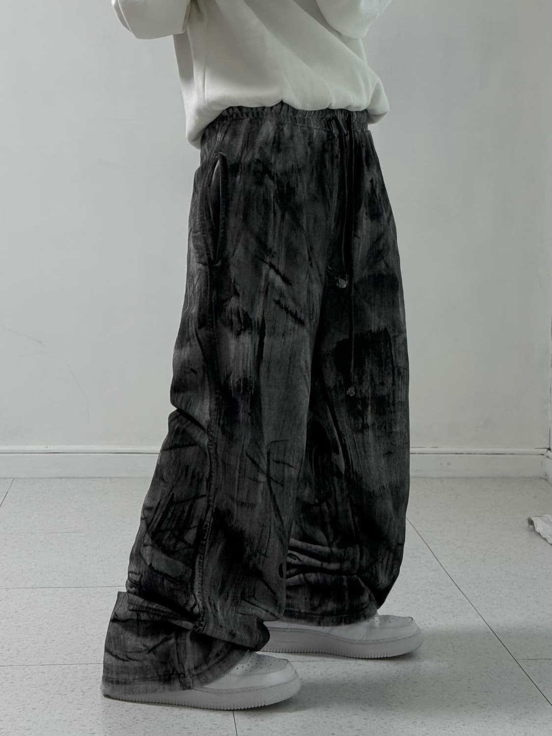 언더마이카 러프 오일 코팅 스웻팬츠 상품이미지2