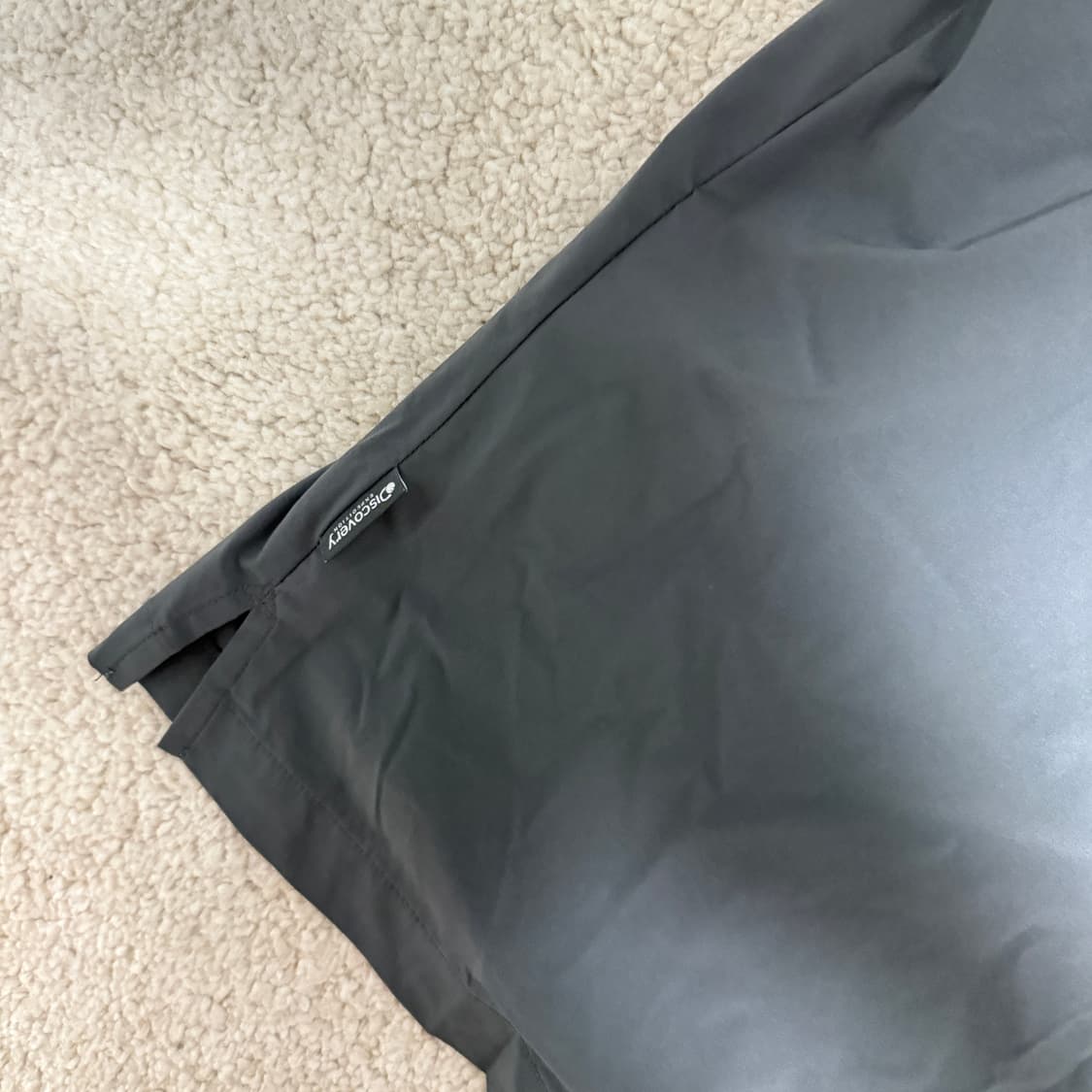 디스커버리 프레시벤트 우븐 에센셜 냉감 반팔티 105 차콜 상품이미지3