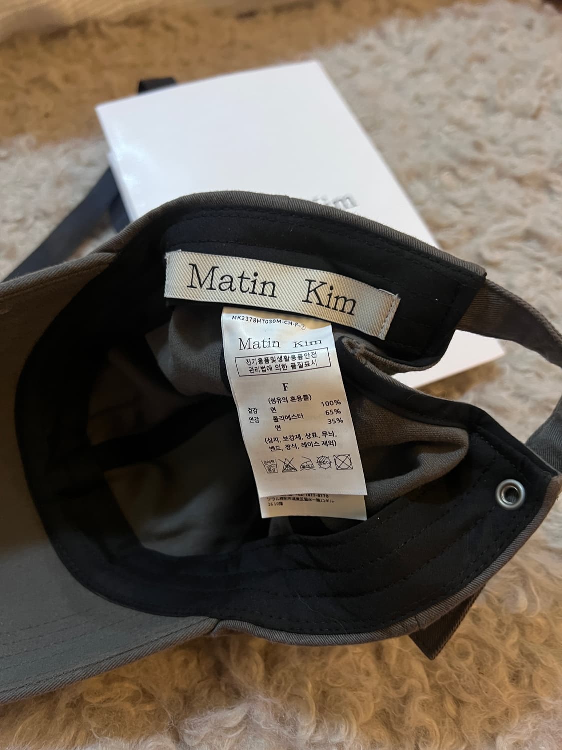 마뗑킴 스퀘어 로고 컷아웃볼캡 차콜 상품이미지2