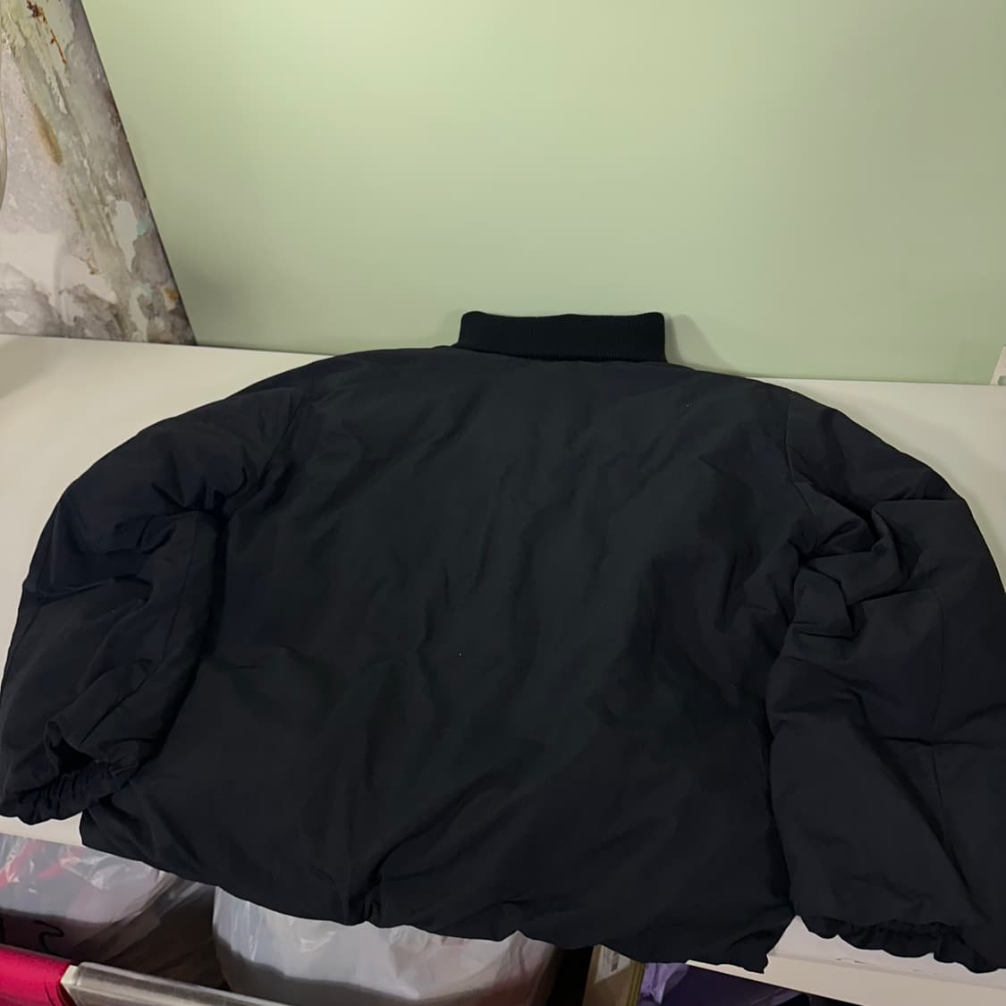 우먼FREE 유니클로U 블랙 오버핏 폴라넥 크롭패딩점퍼 상품이미지4