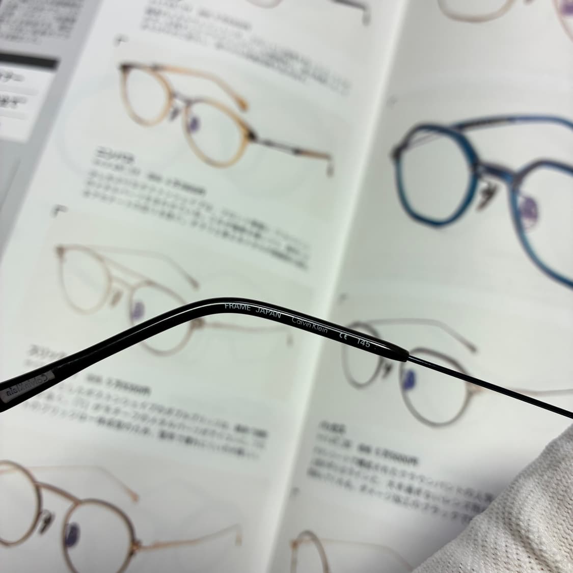 Calvin klein 캘빈클라인 무테 티타늄 네이비 안경 상품이미지5