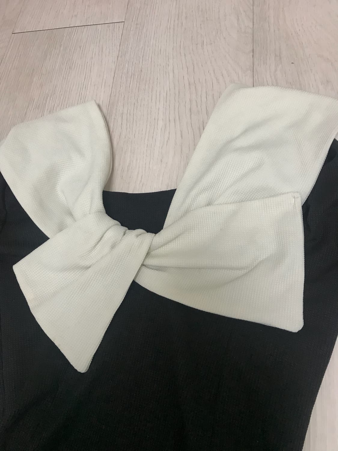 클라따 오프숄더 리본 블랙 미니 원피스 상품이미지5