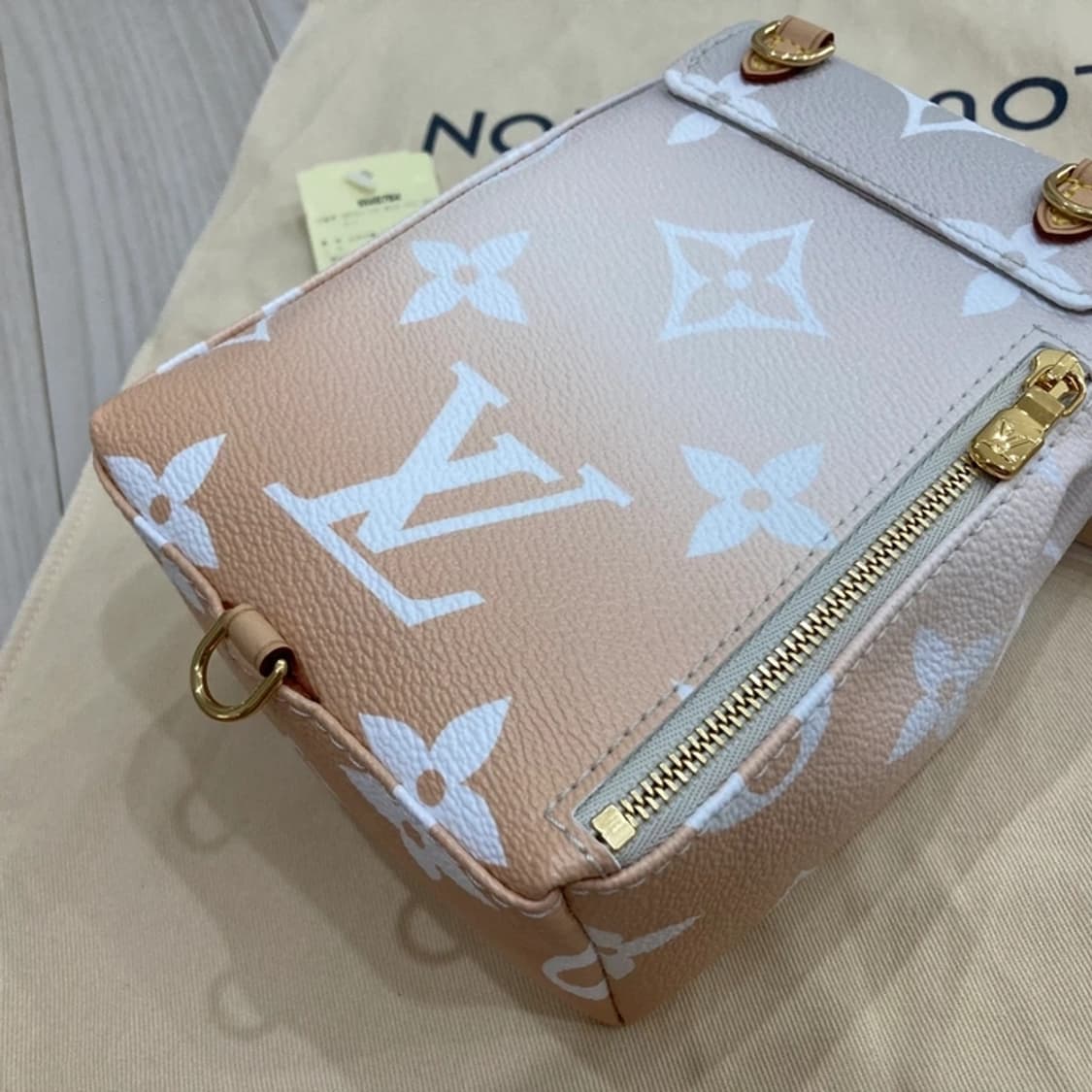 [새상품] 루이비통 핑크 투톤 타이니 모노그램 한정판 백팩 상품이미지2