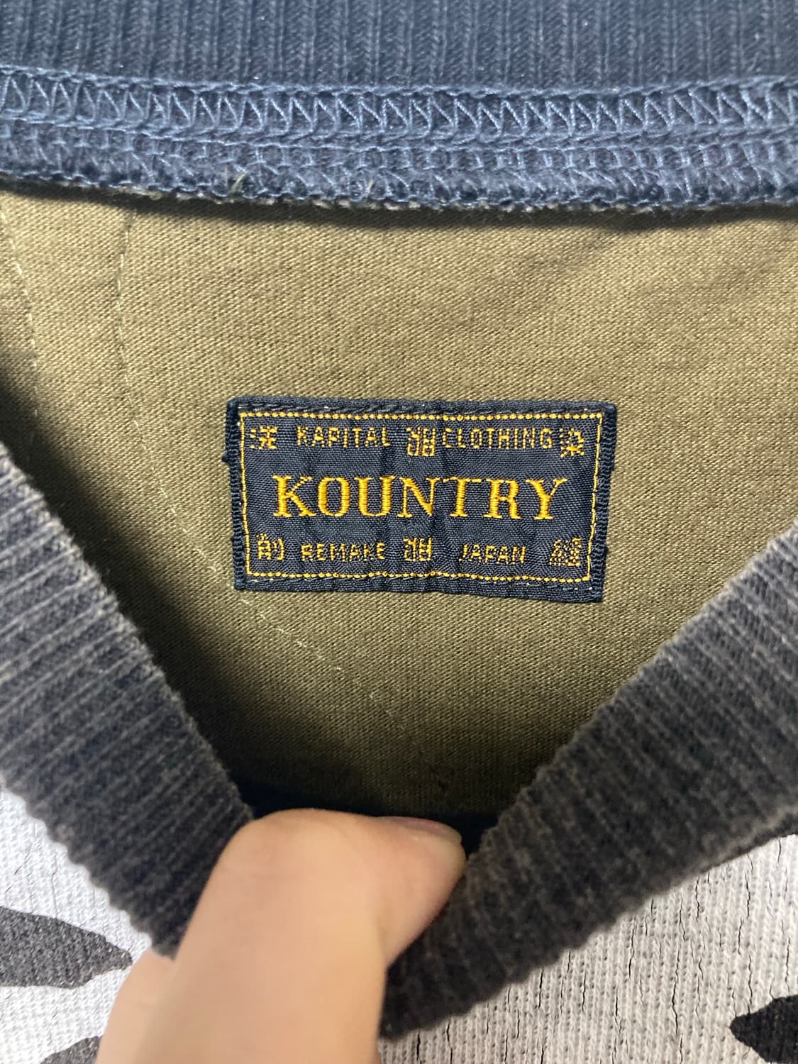 캐피탈 본 플리스 퀄팅 맨투맨 상품이미지3