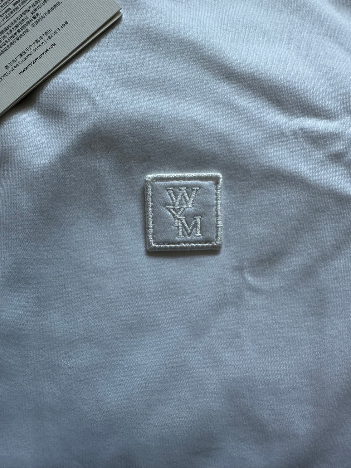 우영미 코튼 백로고 티셔츠 화이트 - 25FW 상품이미지6