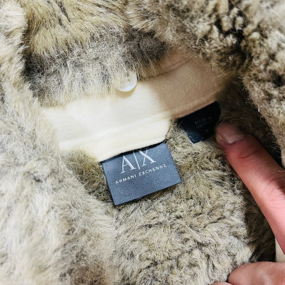 아르마니 익스체인지 크림 트리밍 퍼 봄버 재킷 상품이미지5